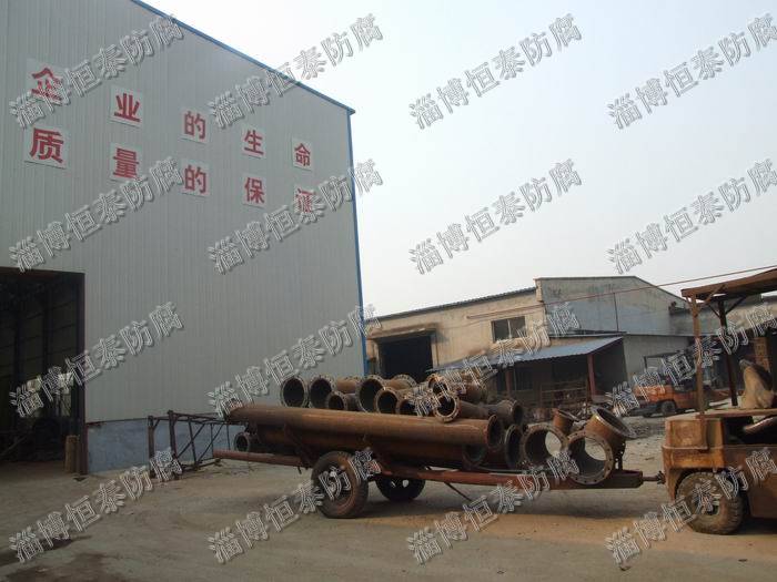 公司鉚焊車間（左），精工四氟車間（右）